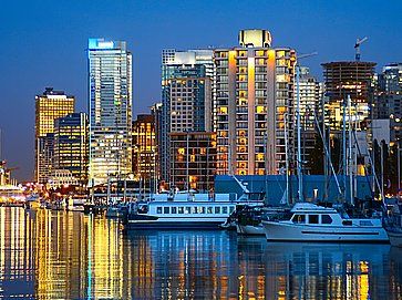 La città di Vancouver, vista da Stanley Park attraverso Coal Harbour.