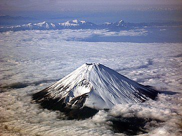 Vista invernale del Monte Fuji dall'alto.