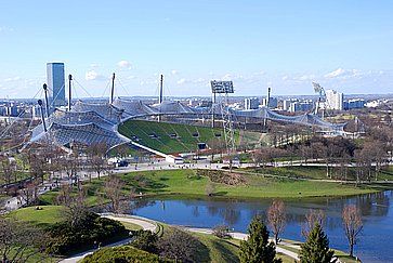 Vista da una collina nel Parco Olimpico, luogo dei Giochi Olimpici 1972 di Monaco di Baviera.