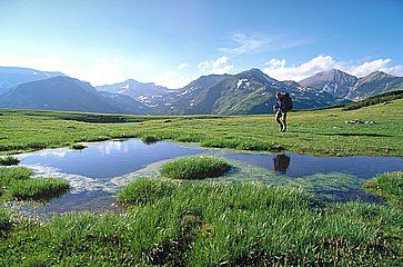 Escursionista nei Carpazi, sulle montagne Retezat.