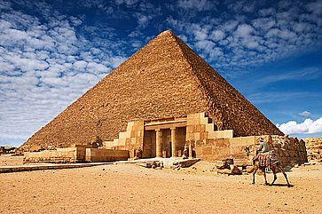 Antiche piramidi egizie a Giza.