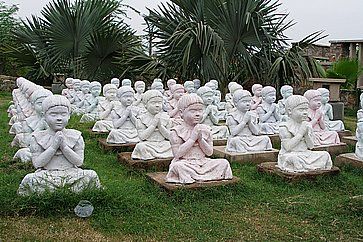 Statue di pietra al giardino dei cinque sensi a Nuova Delhi.