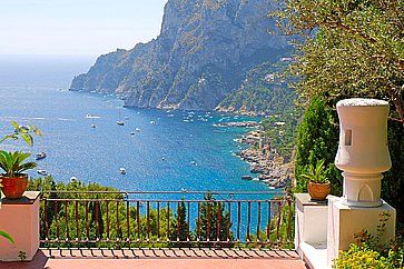 Spettacolare vista da una terrazza in una villa di lusso.