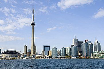 Skyline di Toronto di giorno, con l'icona CN Tower.