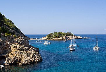 La baia e le scogliere di Port de San Miguel, Ibiza.