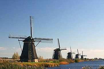 Fila di mulini a vento a Kinderdijk, nei Paesi Bassi.