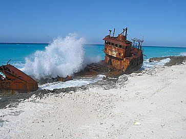 Una vecchia nave incagliata sulla costa di Bimini.