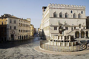 Municipio (Palazzo dei Priori) e Fontana Maggiore nella piazza principale di Perugia.