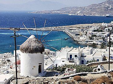 Vista di Mykonos e uno dei suoi mulini a vento.