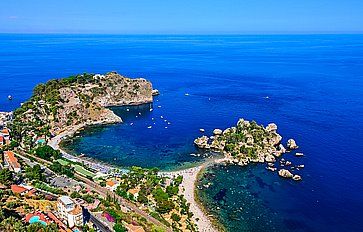 Vista aerea dell'Isola Bella a Taormina, in una perfetta giornata estiva.