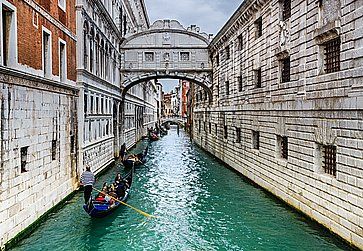 Gondole a ponte dei sospiri a Venezia.