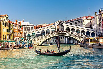 Una gondola vicino al Ponte di Rialto a Venezia.