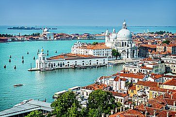 Vista di Venezia dall'alto, con in lontananza la Basilica di Santa Maria della Salute.