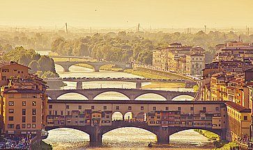 Vista dall'alto di Ponte Vecchio a Firenze, all'alba.