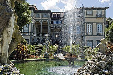 Fontana nel centro del giardino.