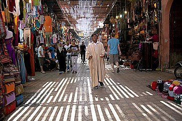 Un uomo che elemosina nel souk a Marrakech.