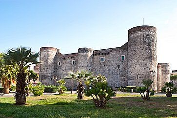 Il Castello Ursino è uno dei simboli della città e qui ha sede il Museo Civico di Catania e una galleria d'arte locale.