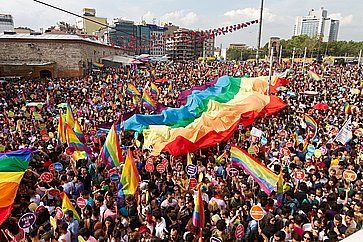 Folla nella piazza Taksim di Istanbul per la parata di orgoglio di LGBT.