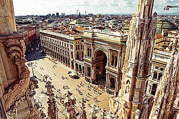 Vista dell'ingresso della galleria Vittorio Emanuelle fotografato dal tetto del Duomo di Milano.