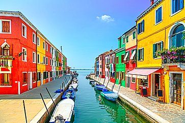 Le coloratissime case di Burano e un piccolo canale.