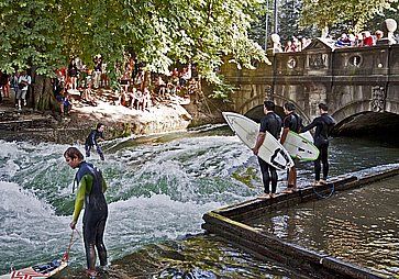 Onda artificiale per fare surf, all'Englischer Garten di Monaco di Baviera.