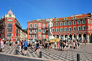 Place Massena, importante punto di riferimento commerciale e culturale a Nizza.