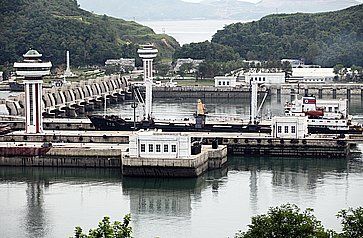  Una nave da carico nordcoreana si sta preparando a passare la diga a Nampo West Sea Barrage una diga lunga 8 km che separa il fiume Taedong dal Mare occidentale della Corea.