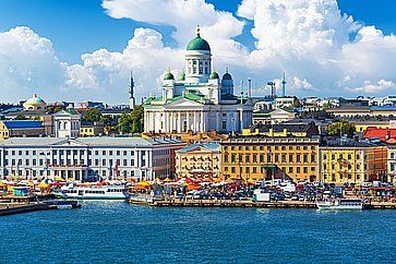 Panorama estivo panoramico della piazza del mercato (Kauppatori) presso il molo della città vecchia di Helsinki.