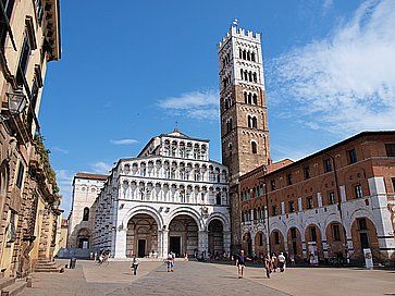 La Cattedrale di San Martino e la Piazza San Martino a Lucca.