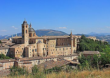 La vista di Urbino e delle colline circostanti.