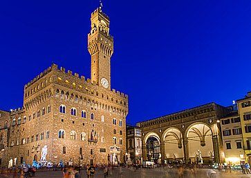 Piazza della Signoria e Palazzo Vecchio a Firenze, di notte.