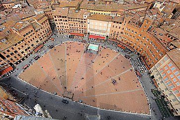 Vista aerea di Piazza del Campo a Siena.