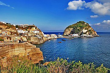 Il mare e Sant'Angelo ad Ischia.