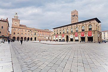 Piazza Maggiore, con il palazzo d'Accursio e Palazzo del Podestà, a Bologna.