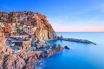 Il piccolo villaggio di Manarola, situato sulle rocce vicino al mare, nelle Cinque Terre.