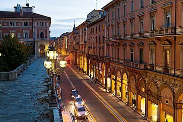 Via dell'indipendenza a Bologna, di sera.