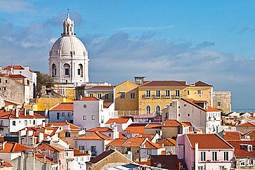 Veduta dei tetti di Alfama a Lisbona con il Panteão Nacional sullo sfondo.