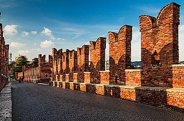 Attraversando il Ponte Scaligero di Verona, vicino a Castelvecchio.