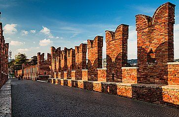 Attraversando il Ponte Scaligero di Verona, vicino a Castelvecchio.