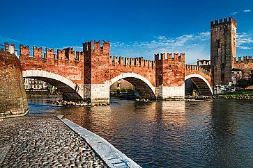 Ill fiume Adige e il pittoresco Ponte Scaligero a Verona, vicino a Castelvecchio.