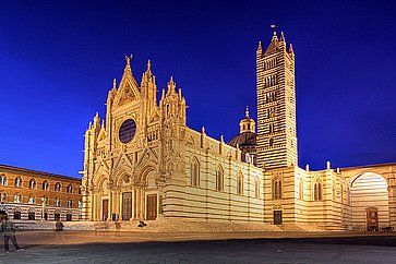 Il Duomo di Siena illuminato la sera.