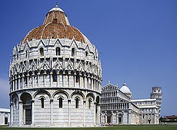 Il Battistero e in lontananza la Torre di Pisa.