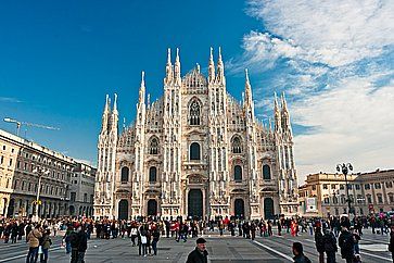 Piazza Duomo e il Duomo di Milano.