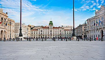 La grande Piazza Unità d'Italia a Trieste.