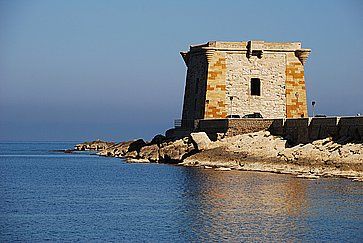 Storico edificio sul mare a Trapani.