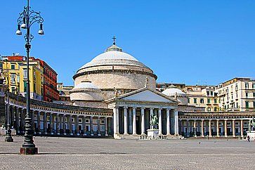 La Basilica reale pontificia di San Francesco di Paola, in Piazza del Plebiscito.