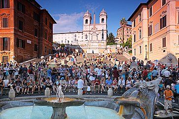 Turisti in Piazza di Spagna a Roma, vicino alla scalinata.