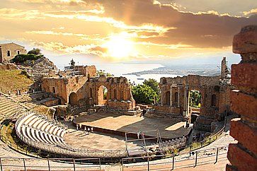 Il Teatro di Taormina al tramonto.