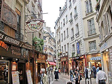 Strada tipica del Quartiere Latino con i suoi ristoranti e turisti. 