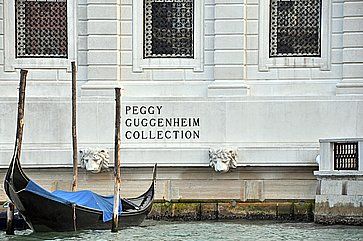 La scritta riguardante la Collezione Peggy Guggenheim vista dal Canal Grande a Venezia.